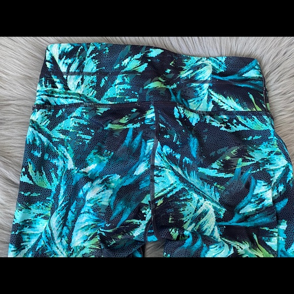 ATHLETA CAPRI LEGGING XS fits Sml Palm Tree Green Pixel Haze Multi Fast Mesh - Picture 2 of 4